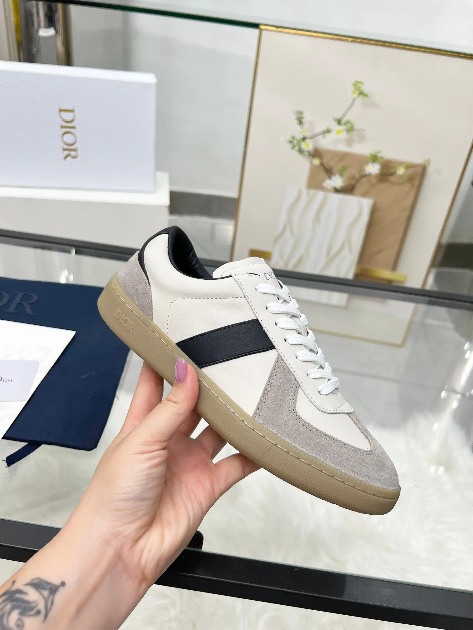 👟👟Ex-factory price 460👟👟Male size +10 correct✅ version. 𝐃𝐢𝐨𝐫 𝟮𝟱𝐏𝐫𝐞-𝐅𝐚𝐥𝐥 𝐁𝐞𝐫𝐥𝐢𝐧 𝟬𝟭 Dior B01 couple casual moral training shoes white shoes sneakers late 90s fashion brand Maison Margiela purchased GAT in large quantities and gave them a makeover. This shoe type of De Xun officially started its fashion journey. Original: Top layer of cowhide, cowhide lining, original outsole Size: 35-45 (40 for women, 45 for men, custom made, non-refundable)